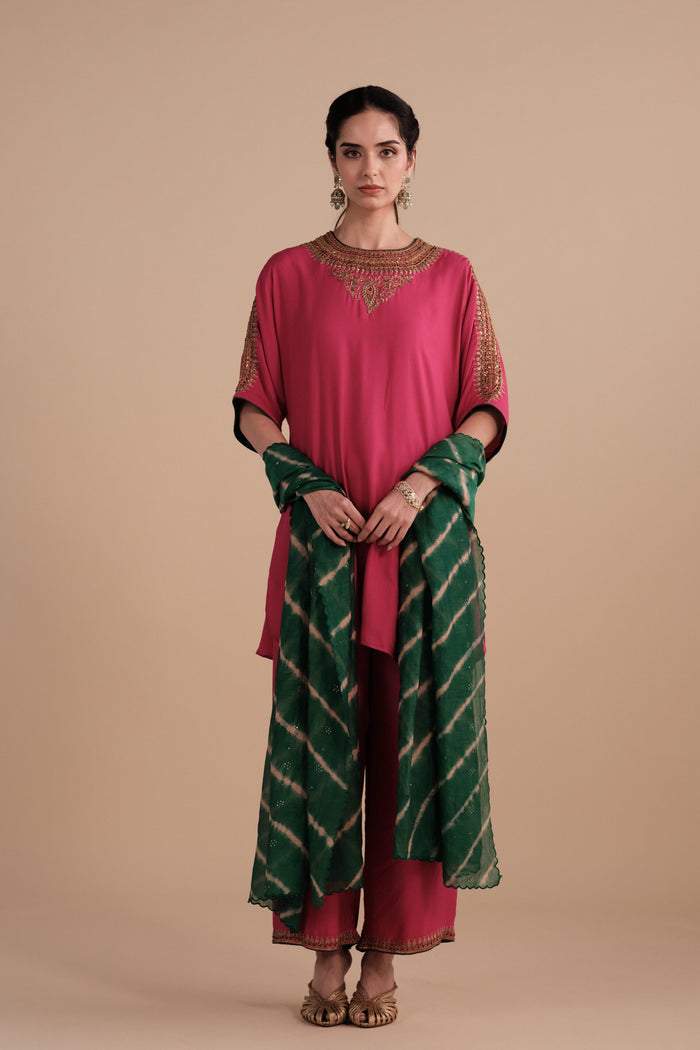 Itrah Set in Rani Pink